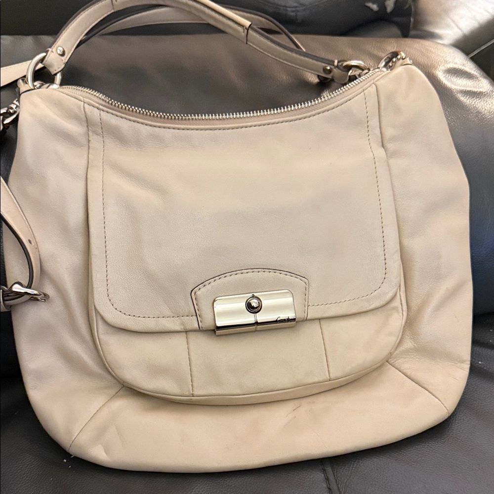 Elegant  Coach Cream Leather Shoulder Bag.